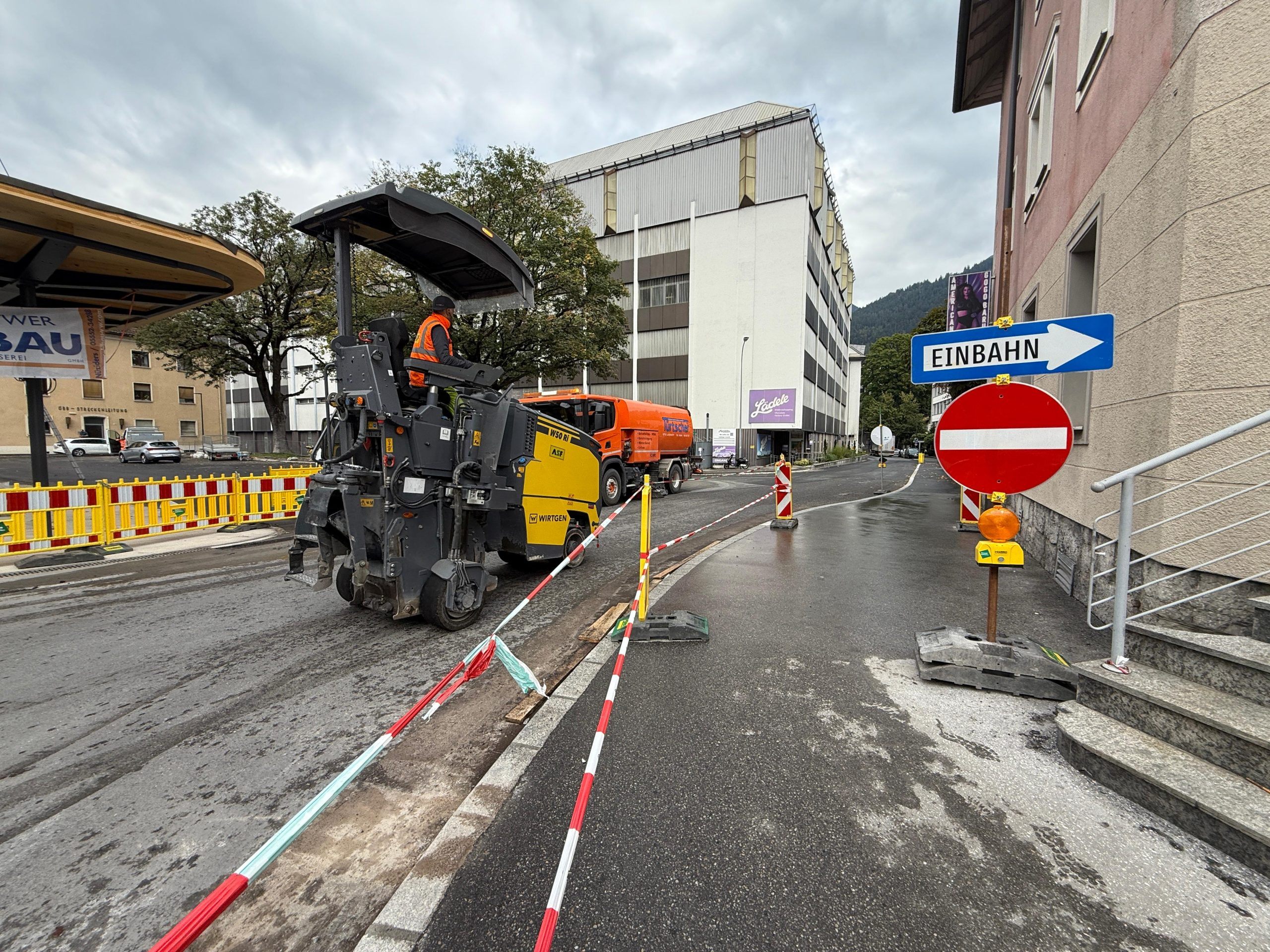 In Bludenz wird die Straße rund um den Bahnhof in der Nacht vom 3. auf den 4. Oktober 2025 wegen Asphaltarbeiten komplett gesperrt. In Bludenz wird die Straße rund um den Bahnhof in der Nacht vom 3. auf den 4. Oktober 2025 wegen Asphaltarbeiten komplett gesperrt.