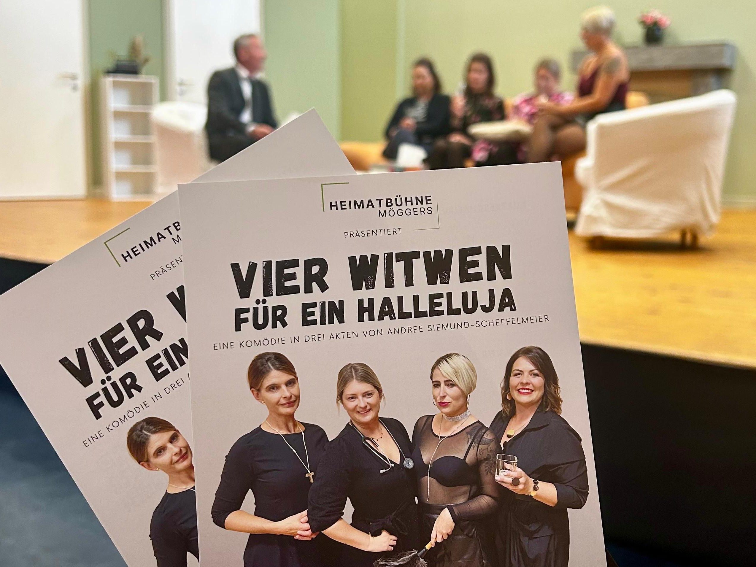 Herzlich willkommen bei der Heimatbühne Möggers: Premiere der Komödie „Vier Witwen für ein Halleluja“ am Samstag, dem 25. Oktober, um 20 Uhr auf der Heimatbühne Möggers mitten im Dorfzentrum.