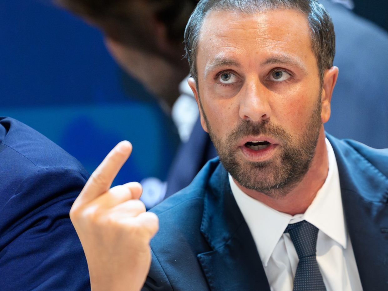 Ausgeschlossener Tiroler Ex-SPÖ-Chef Dornauer (r.) gegen "linkslinken" Kurs von Parteichef und Vizekanzler Babler (l.)