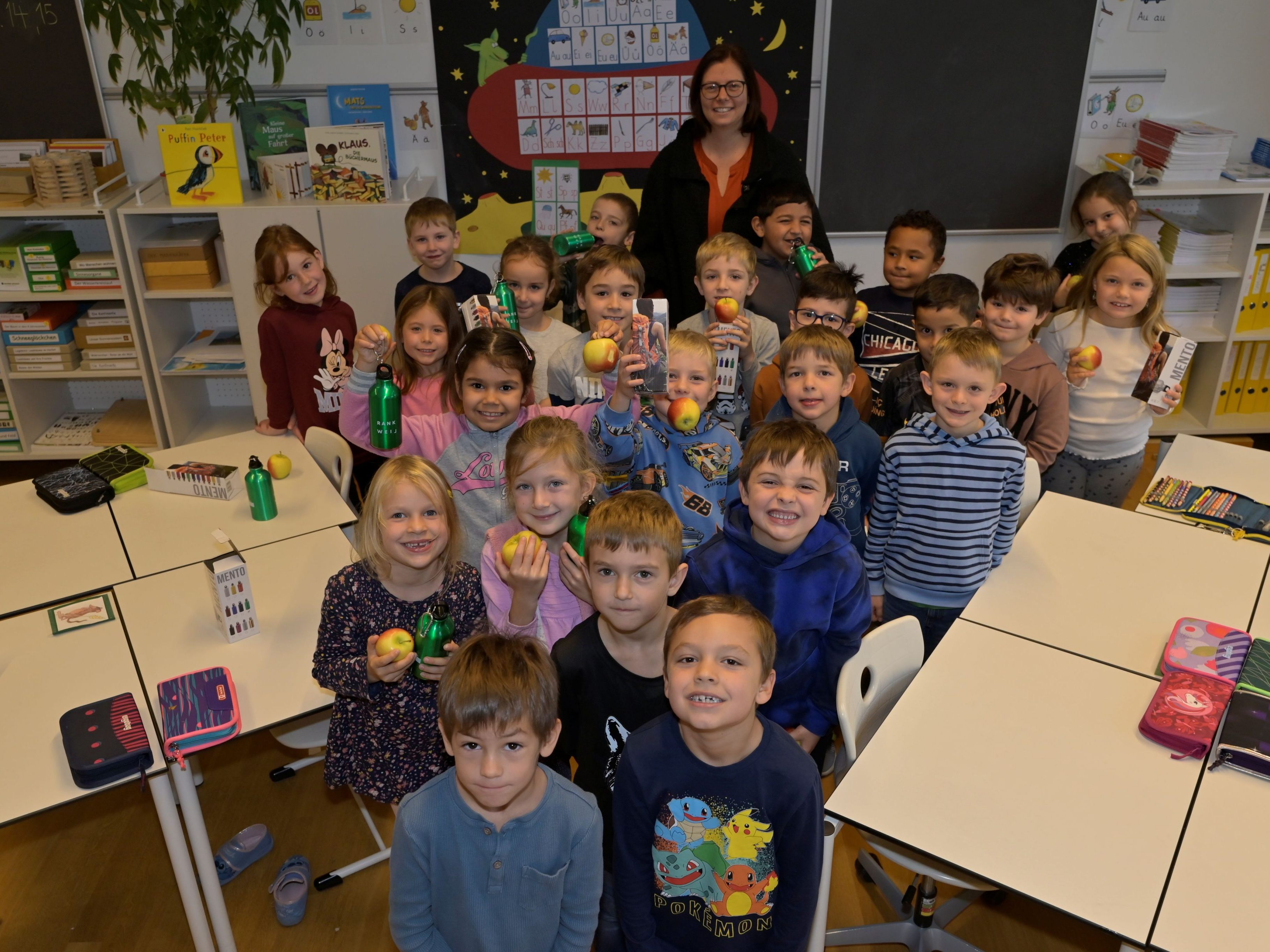 Bgm. Katharina Wöß-Krall mit den Erstklässler:innen der Volksschule Brederis Bgm. Katharina Wöß-Krall mit den Erstklässler:innen der Volksschule Brederis