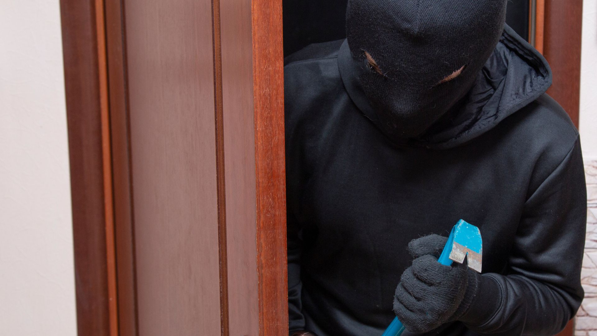 Po ropu v stanovanju na Dunaju našli večjo količino droge