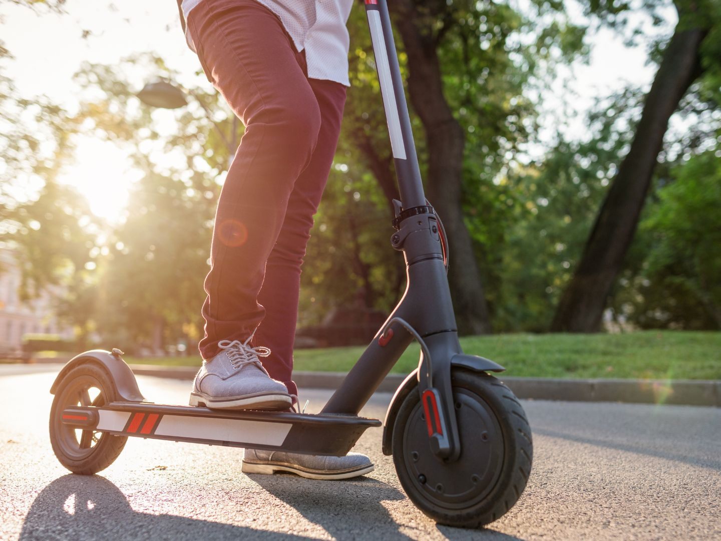 Zwei Burschen raubten einem Gleichaltrigen den E-Scooter.