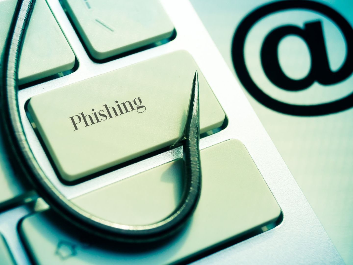 Phishing bedeutet das Abfischen sensibler Daten über gefälschte Webseiten, E-Mails, SMS oder Telefonanrufe.