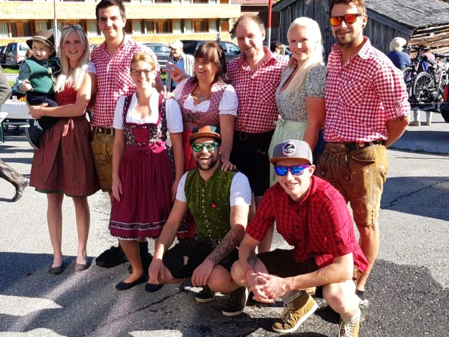 Die Familie Kaufmann führt mit Fleiß und Tradition den Biohof – hier mit ihren Helfern.