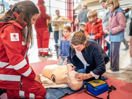 Vom 16. bis 18. Oktober 2025 startet die Rotkreuz-Abteilung Bludenz – St. Gallenkirch – Sonntag den Versuch, den Weltrekord der längsten durchgehenden Reanimation am ZIMBAPARK Vorplatz zu übertreffen.