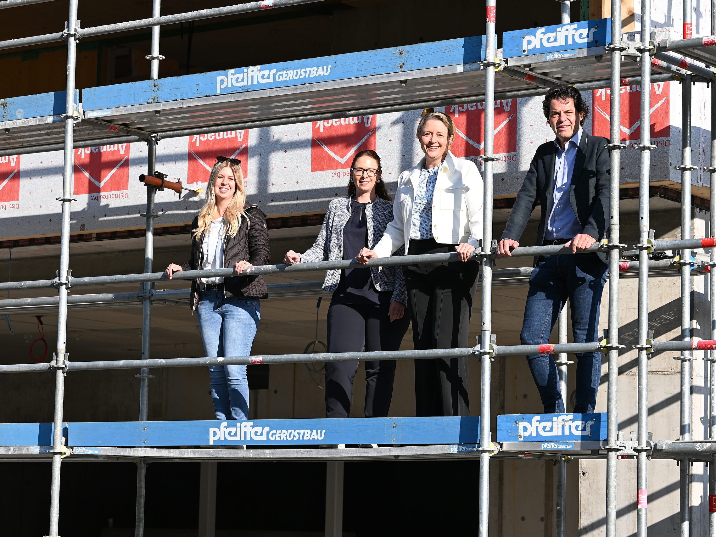Projektleiterin Sabrina Lins, Bildungsstadträtin Nathalie Koch, Baustadträtin Andrea Kerbleder und Bürgermeister Manfred Rädler (von links) auf der Baustelle der Volksschule Tosters Projektleiterin Sabrina Lins, Bildungsstadträtin Nathalie Koch, Baustadträtin Andrea Kerbleder und Bürgermeister Manfred Rädler (von links) auf der Baustelle der Volksschule Tosters