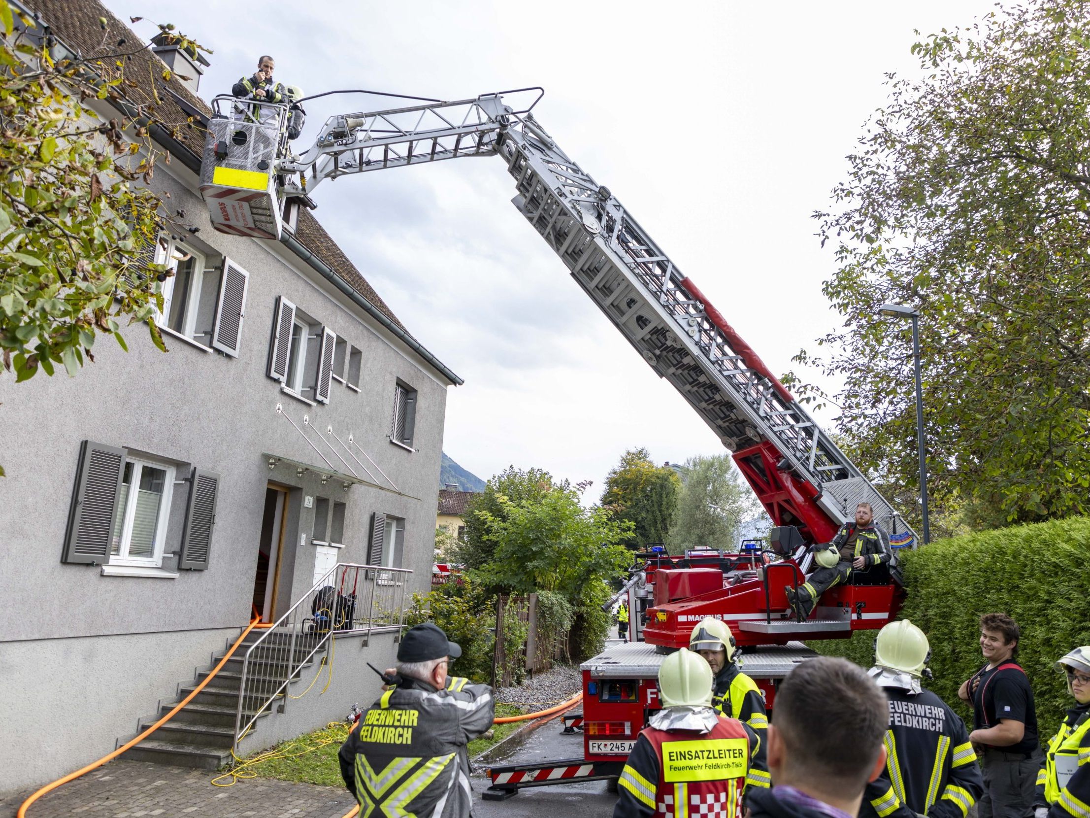 Die Feuerwher Feldkirch im Einsatz beim Dachstuhlbrand am Samstag. Die Feuerwher Feldkirch im Einsatz beim Dachstuhlbrand am Samstag.