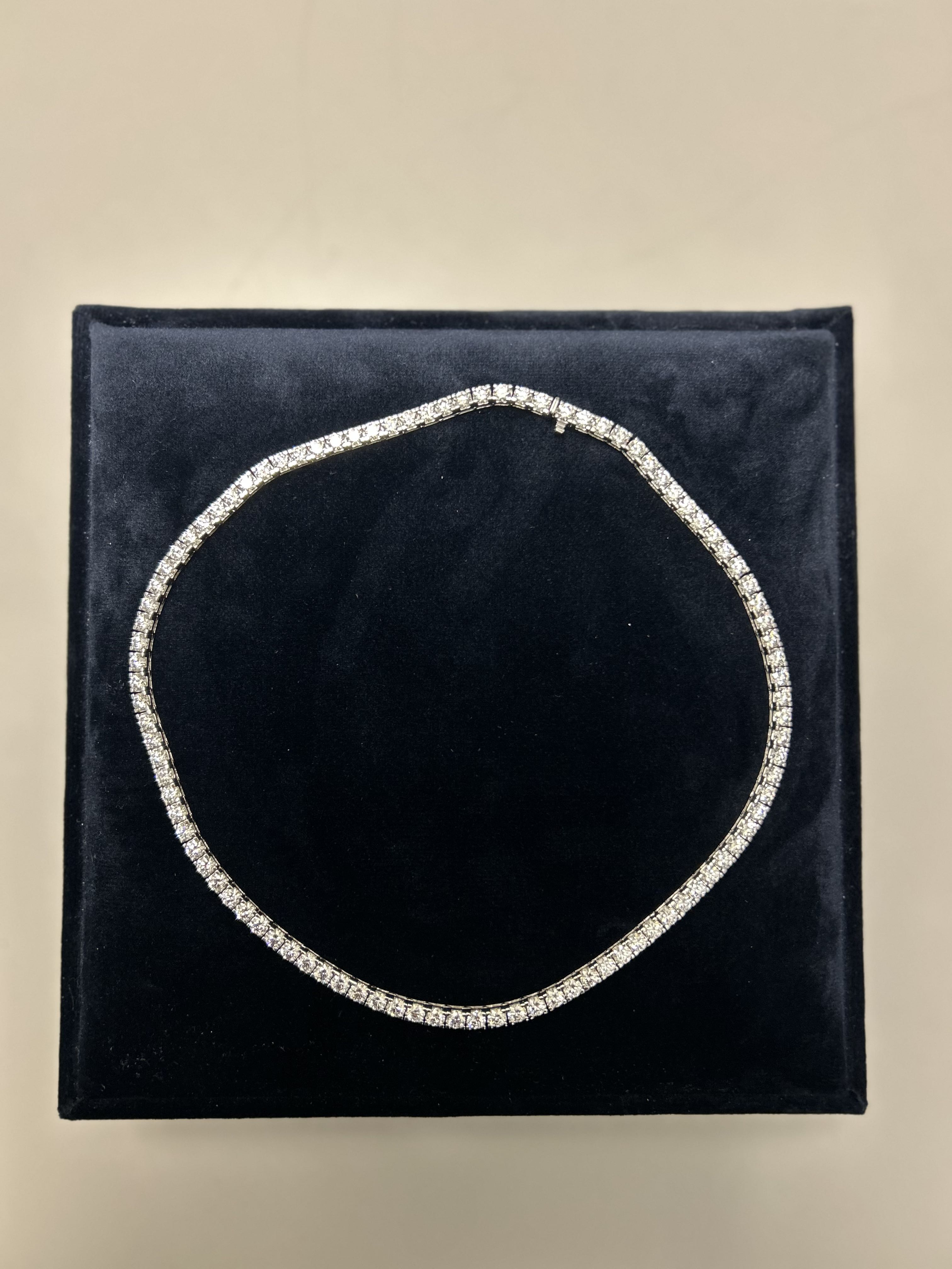 Zoll findet Diamantencollier.