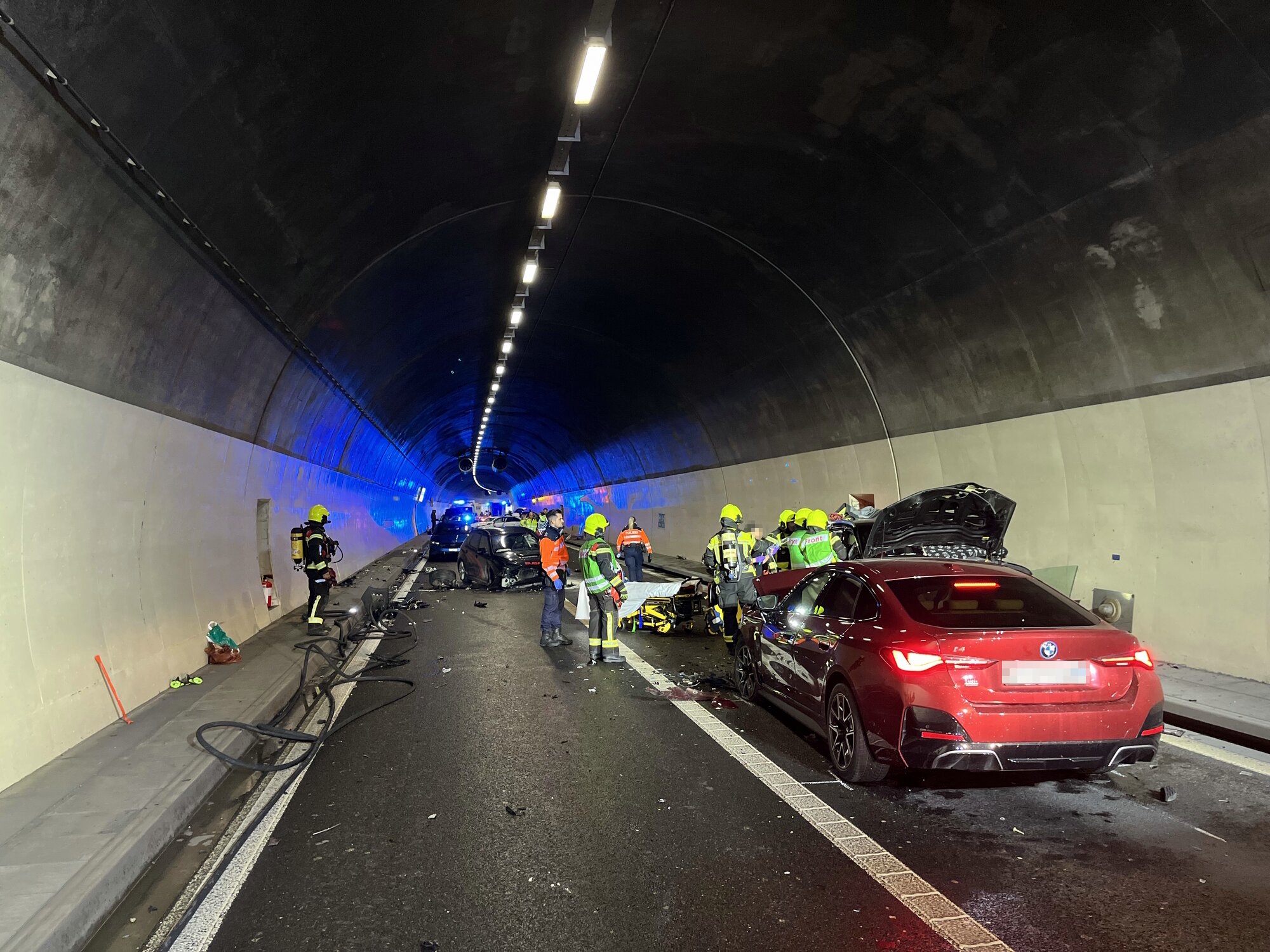 Bei einer Massenkarambolage im Balmenraintunnel im Kanton St. Gallen sind fünf Personen verletzt worden.
