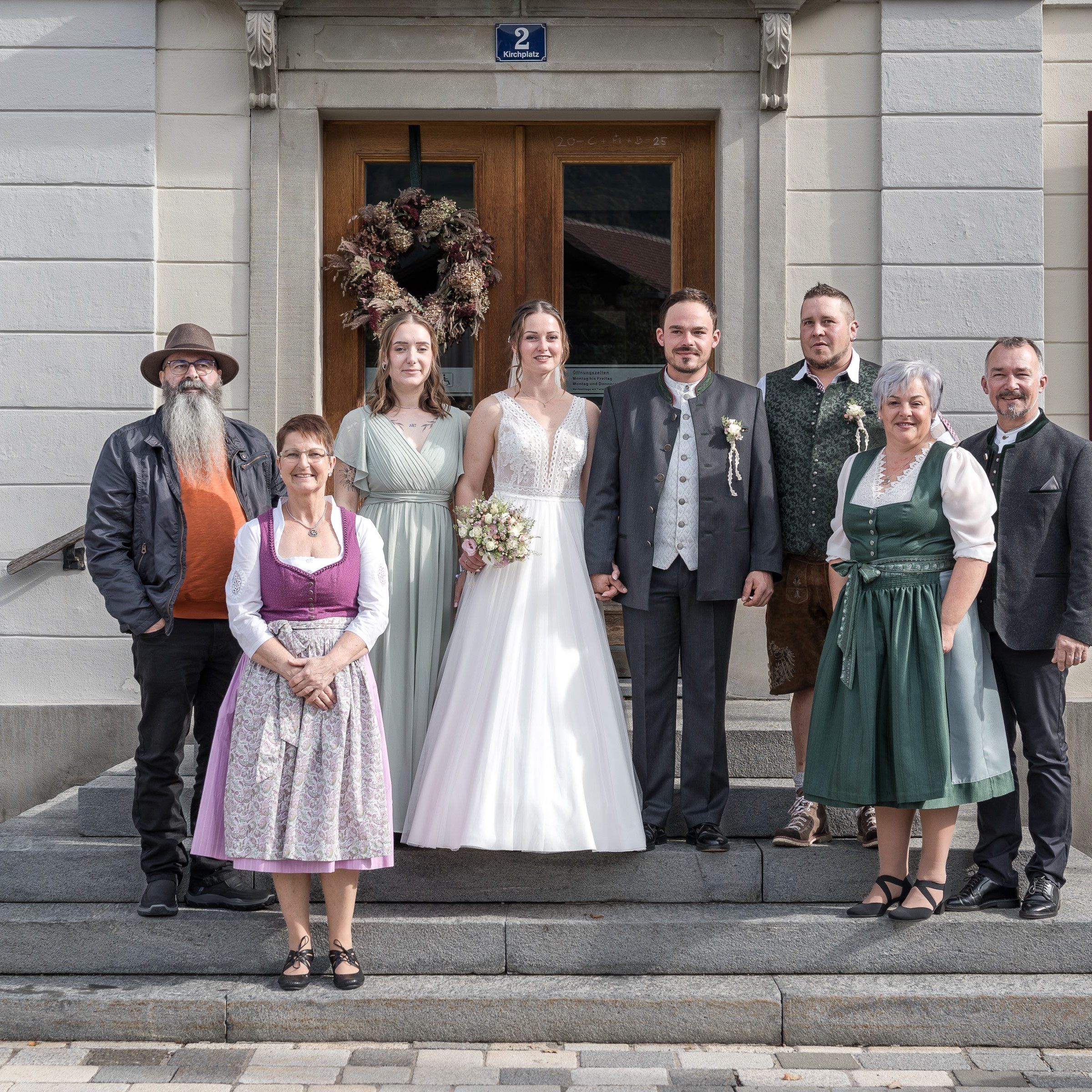 Zu sehen sind das frisch vermählte Ehepaar Schwarzhans, seine Trauzeugen sowie die beiden Elternpaare.