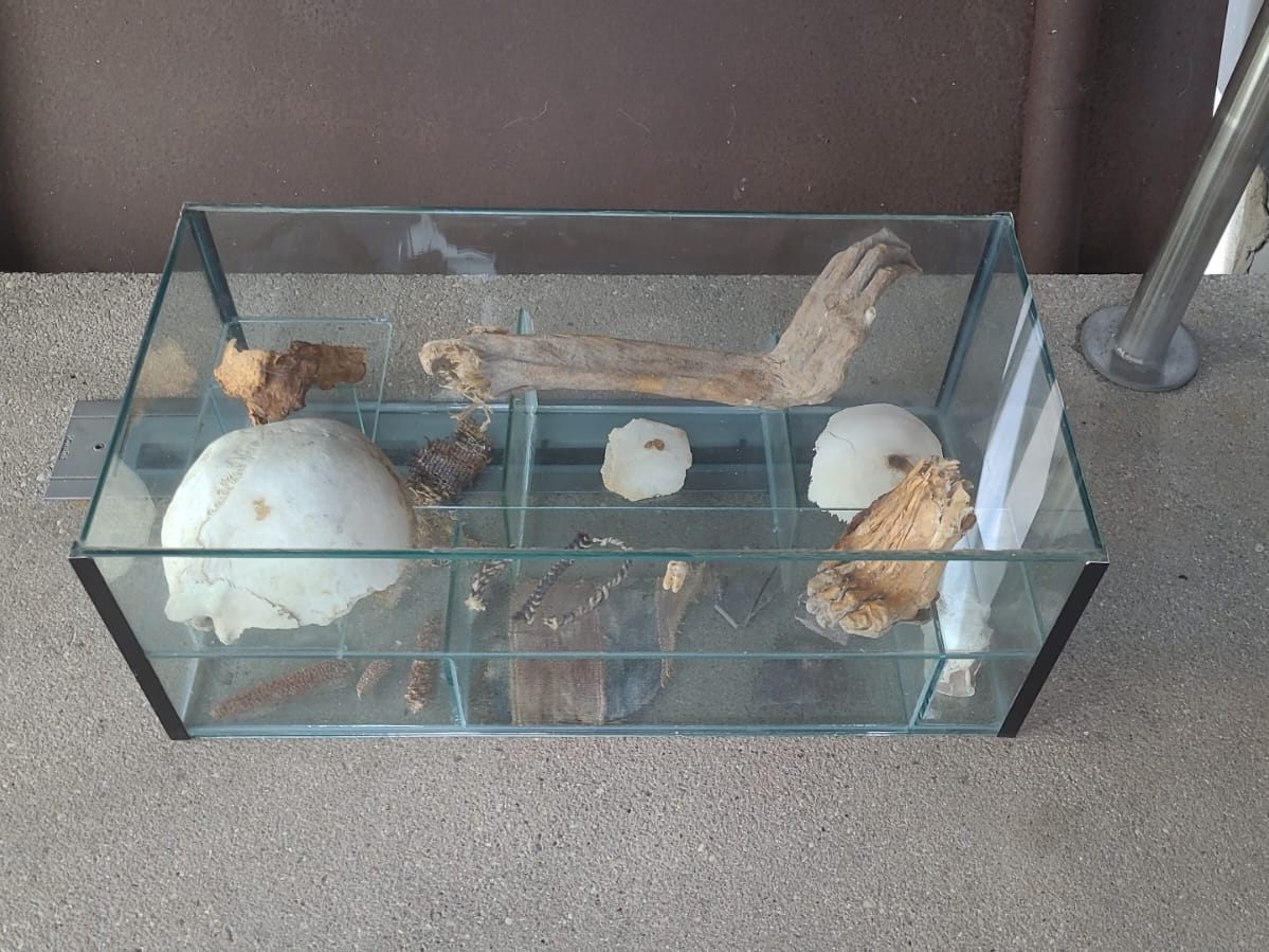 Historische Überreste vor Museum abgestellt.