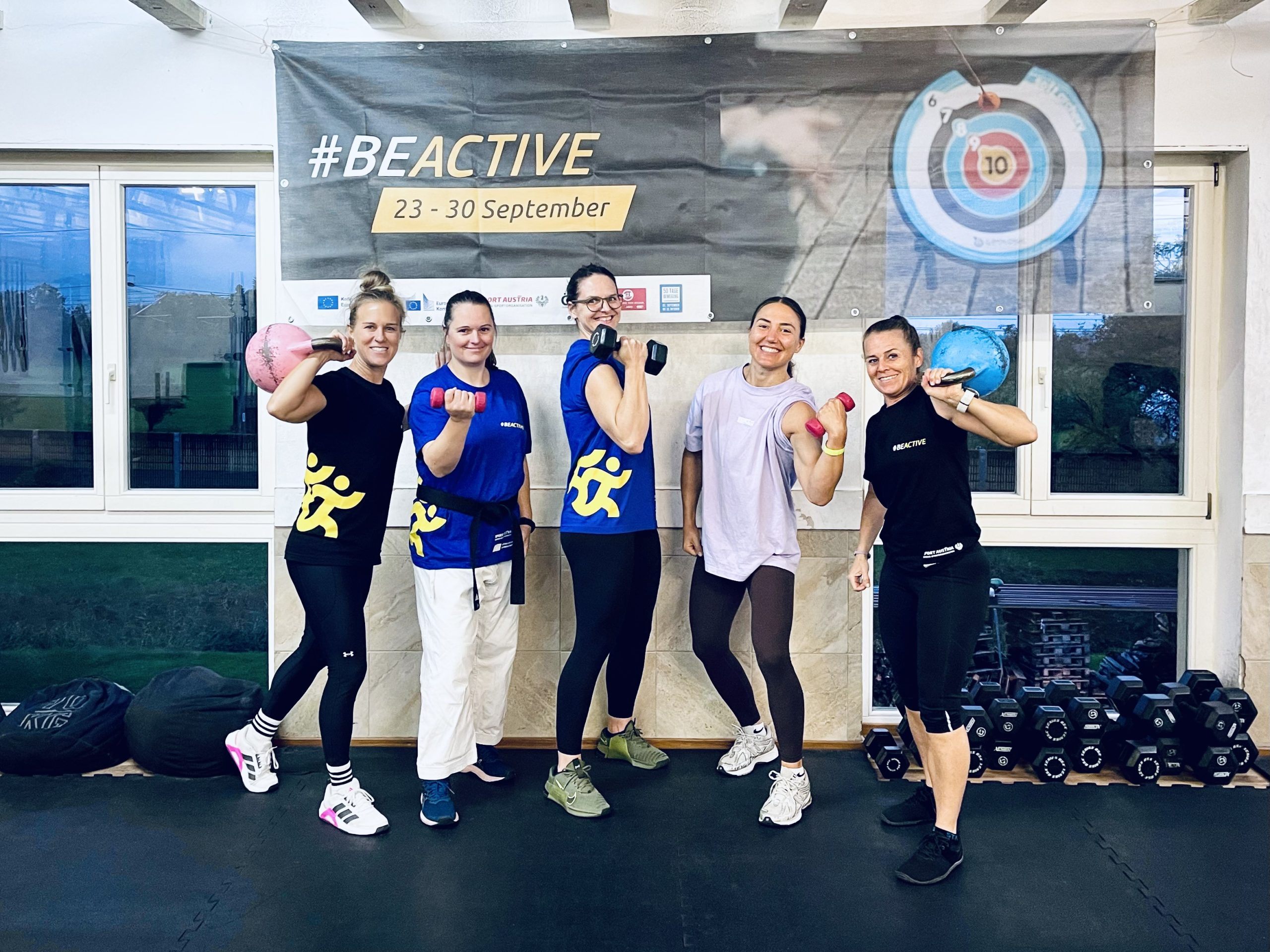 Frauen vor den Vorhang bei der "BeActiveNight 2025" von Karate Wolfurt Frauen vor den Vorhang bei der "BeActiveNight 2025" von Karate Wolfurt