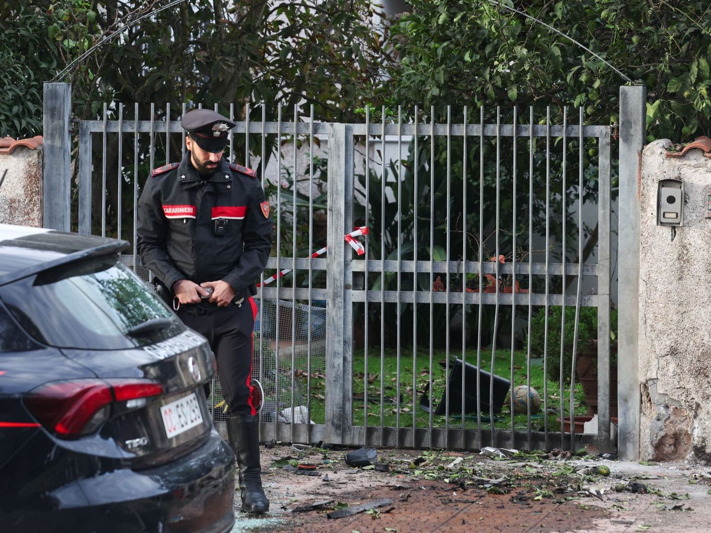 Italienische Carabinieri sichern das Wohnhaus des TV-Journalisten Sigfrido Ranucci in Pomezia bei Rom.