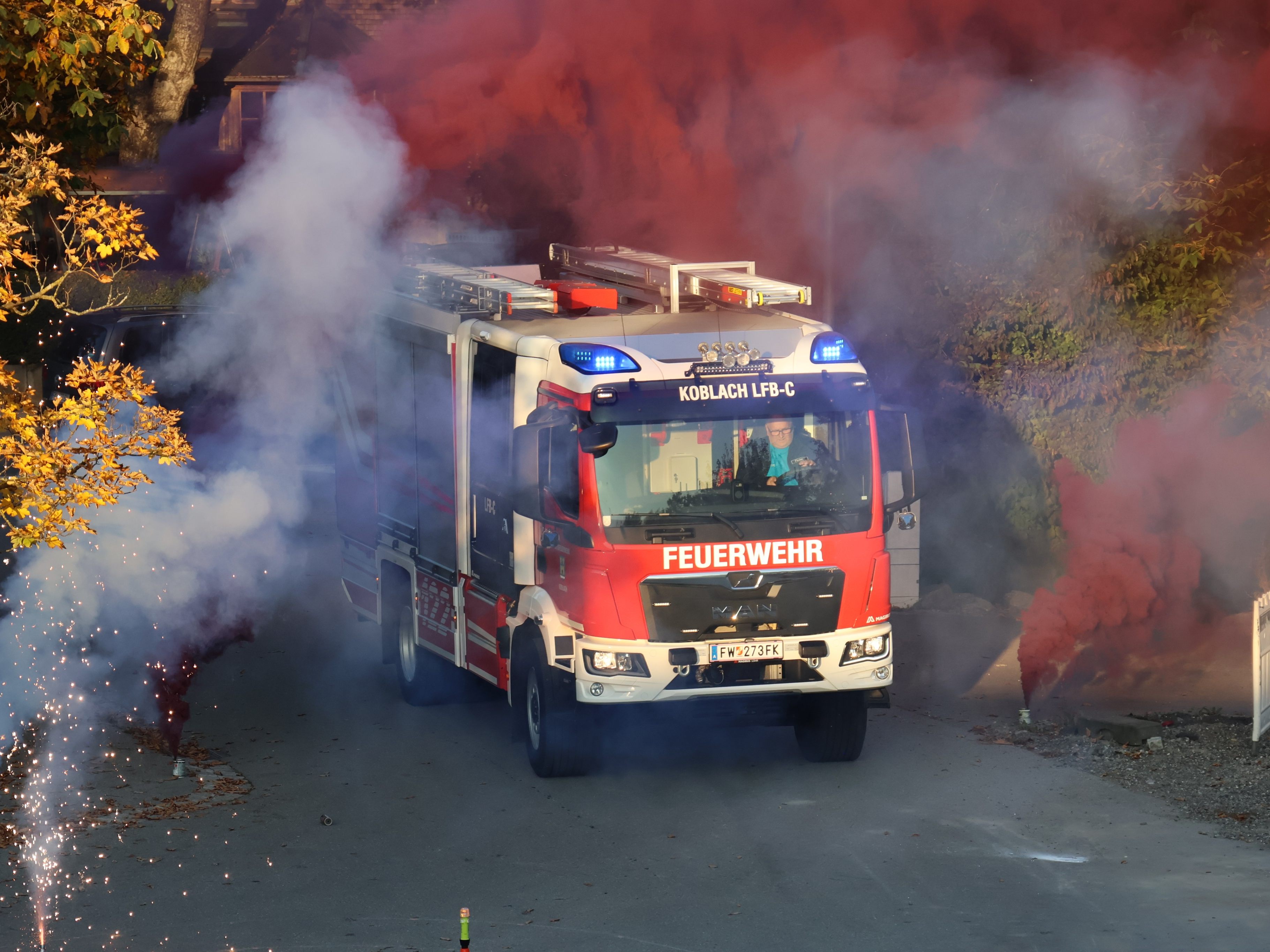 Mit einem spektakulären Auftritt wurde das neue Fahrzeug willkommen geheißen.