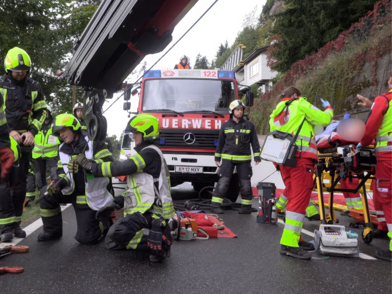 Die Bergung gestaltet sich für die Einsatzkräfte schwierig. Die Bergung gestaltet sich für die Einsatzkräfte schwierig.
