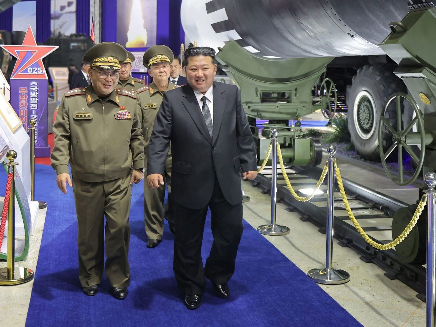 Nordkoreas Machthaber Kim Jong-un auf der Militärmesse in Pjöngjang. Nordkoreas Machthaber Kim Jong-un auf der Militärmesse in Pjöngjang.