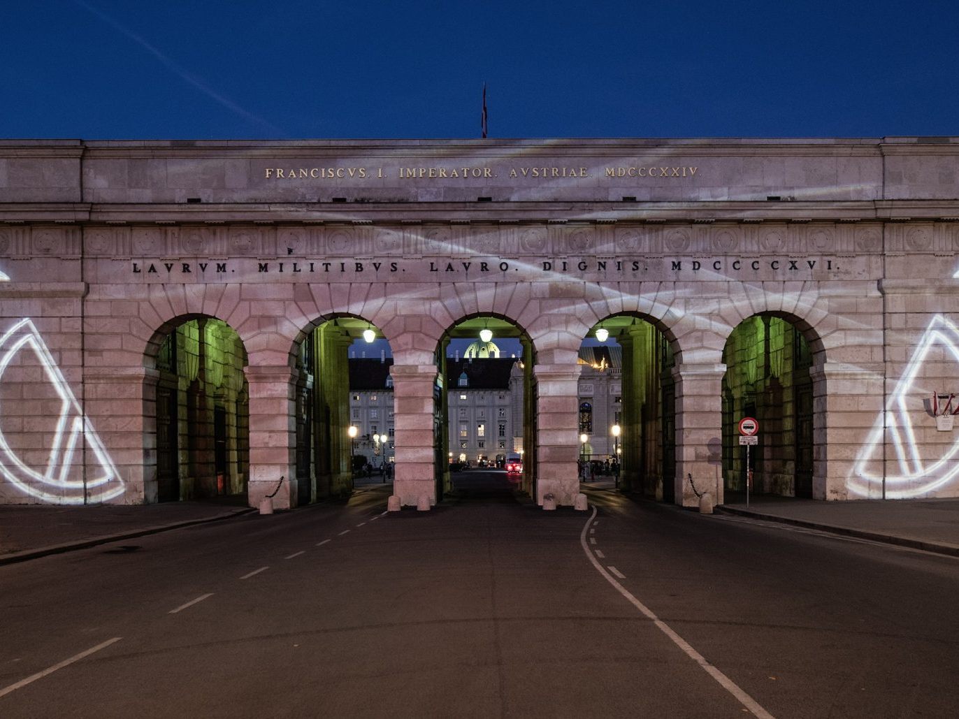 Chromotop Heldentor, Lichtgrafik Deborah Sengl, Wiener Lichtblicke 2023