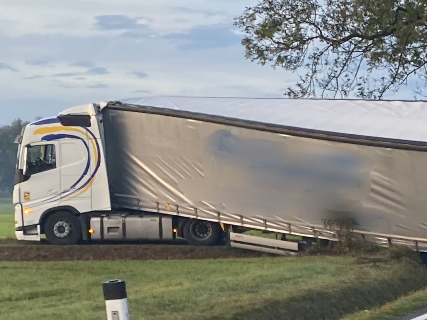 Am Dienstagmorgen kam ein Lkw auf der Senderstraße teilweise in der Wiese zum Stillstand.