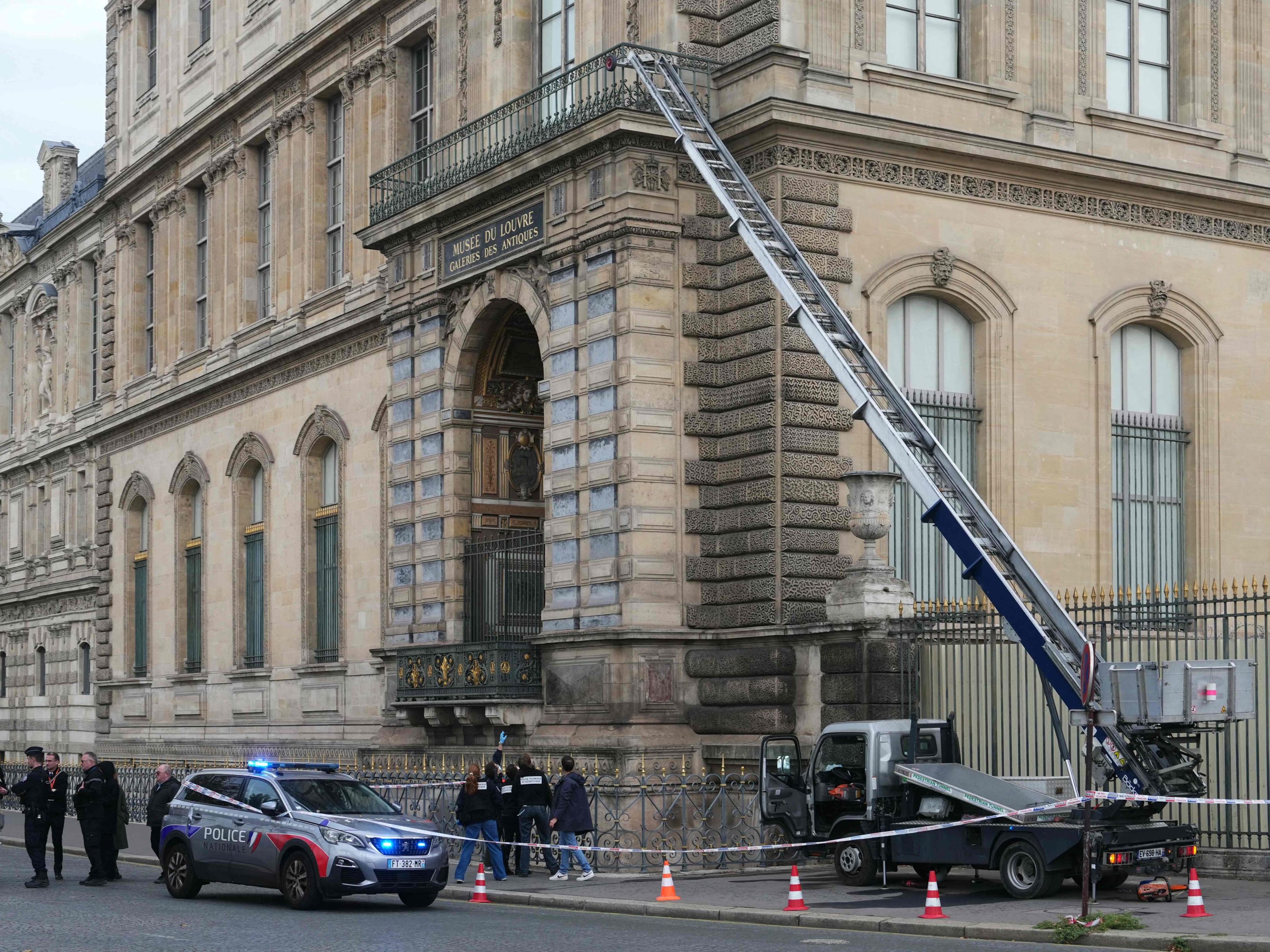 Einbruch im Louvre (Bild): Beide festgenommene Verdächtige sind in den 30ern und amtsbekannt.