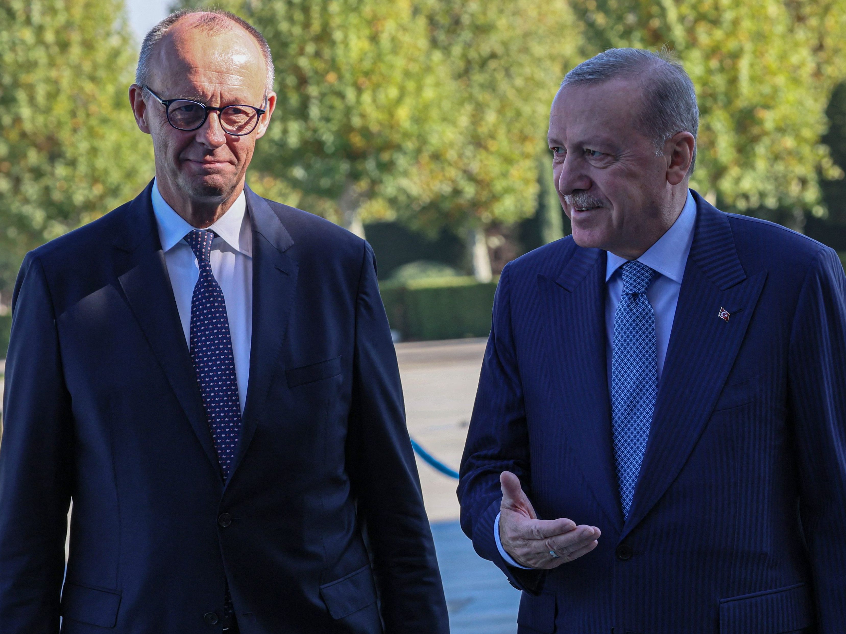 Deutscher Kanzler Merz (l.) für Ausbau der strategischen Partnerschaft mit Erdogans (r.) Türkei.