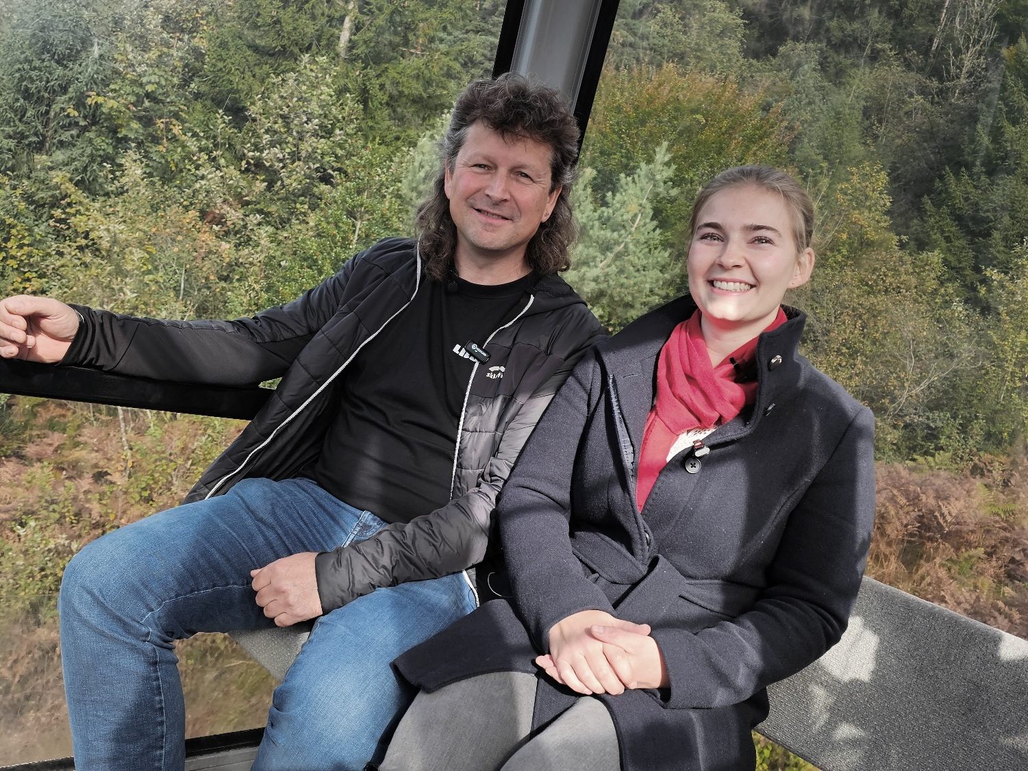 Nathalie Foissner von der Wirtschaftskammer Vorarlberg (re) und Lehrlingsausbildungsleiter beim Liebherrwerk Nenzing, Heinz Lindner (li), sind zu Gast in der Fernsehgondel am Muttersberg.
