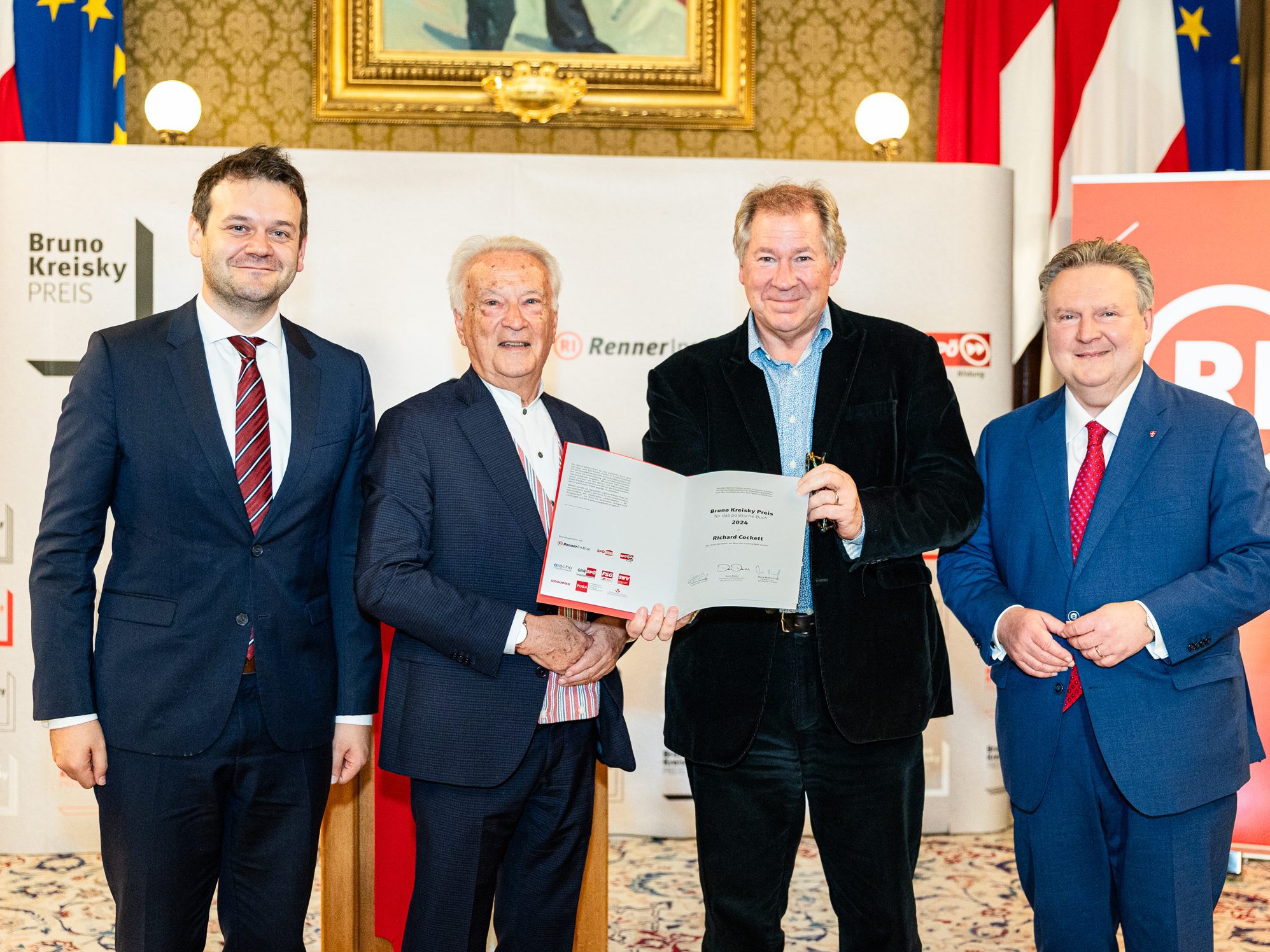 Die feierliche Überreichung der Urkunde an den Preisträger Richard Cockett (3.v.l.) durch Sascha Obrecht (Renner Institut), Hannes Swoboda (Juryvorsitzender) und Laudator Bürgermeister Michael Ludwig. Die feierliche Überreichung der Urkunde an den Preisträger Richard Cockett (3.v.l.) durch Sascha Obrecht (Renner Institut), Hannes Swoboda (Juryvorsitzender) und Laudator Bürgermeister Michael Ludwig.