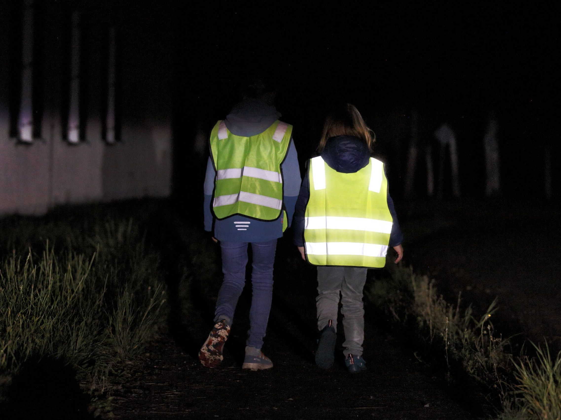 Mehr als die Hälfte der getesteten Kinder-Warnwesten reflektieren nicht.