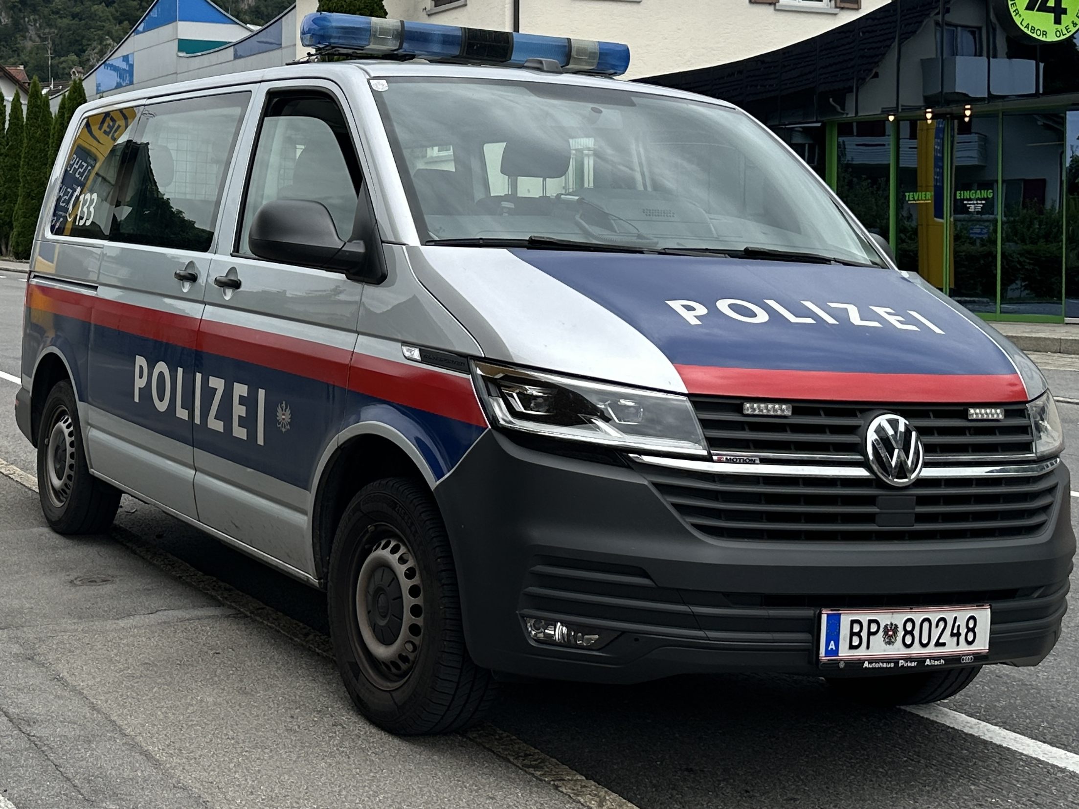 Die Polizei in Hohenems bekam es mit einem besonders widerwilligen Autofahrer zu tun. (Symbolbild) Die Polizei in Hohenems bekam es mit einem besonders widerwilligen Autofahrer zu tun. (Symbolbild)