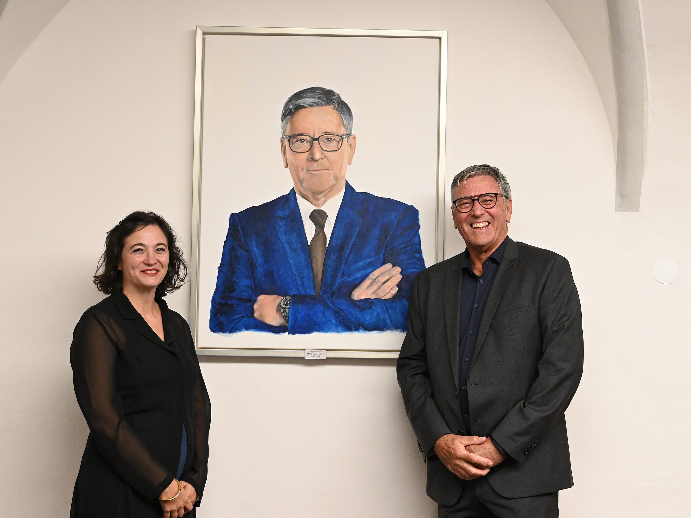 Künstlerin Rebecca Marent und Alt-Bürgermeister Wolfgang Matt vor dem Porträt. Künstlerin Rebecca Marent und Alt-Bürgermeister Wolfgang Matt vor dem Porträt.
