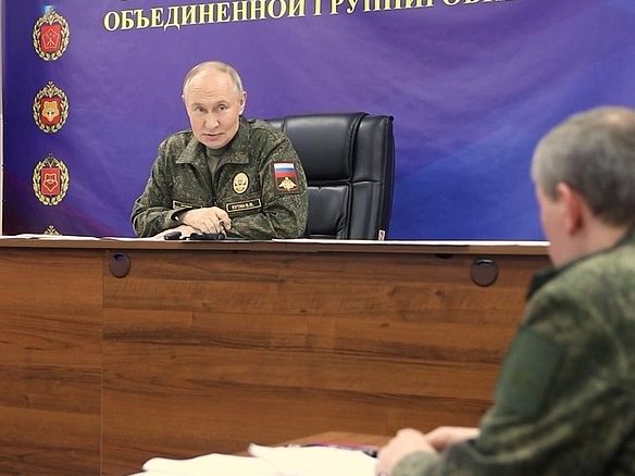 Putin ließ sich in Tarnuniform über den Raketentest informieren.