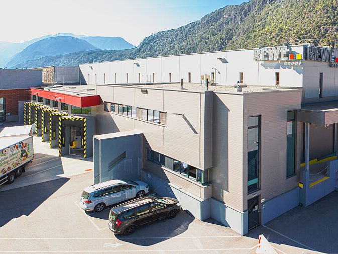 2026 schließt das REWE-Logistikzentrum in Lauterach und übersiedelt nach Stams.