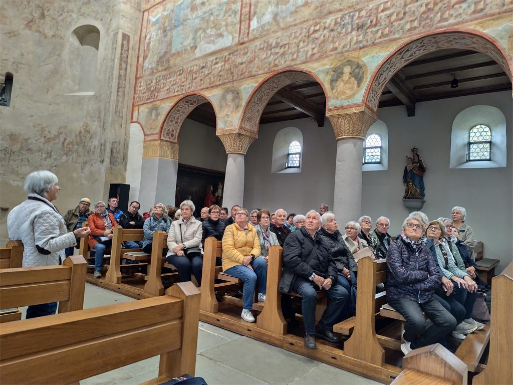 Die Mitglieder in der Kirche St. Georg auf der Reichenau