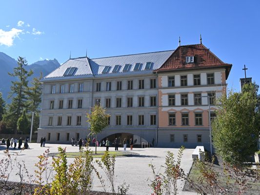 Die neue „Schule im Park“ verbindet Geschichte und Moderne – und öffnet am 10. Oktober ihre Türen für die Bevölkerung. Die neue „Schule im Park“ verbindet Geschichte und Moderne – und öffnet am 10. Oktober ihre Türen für die Bevölkerung.