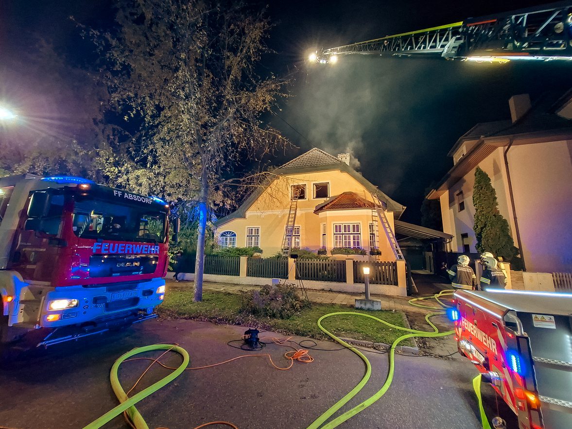 Eine 85-Jährige ist bei dem Brand gestorben. Eine 85-Jährige ist bei dem Brand gestorben.