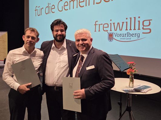 Stephan Spies, Stadtrat Cenk Dogan und Avni Pllana (v. l. n. r.) beim Ehrenamtsabend in Hard