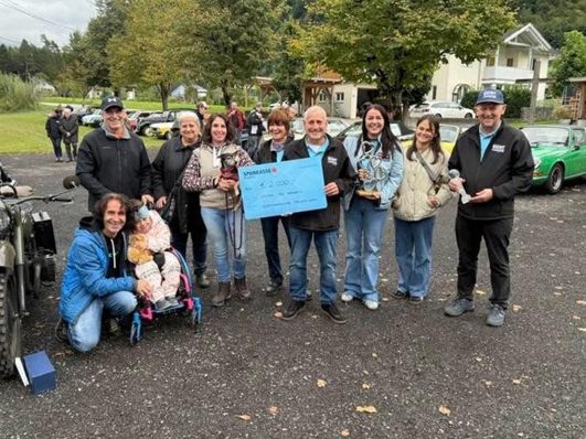 Überreichung des Schecks für Leah
