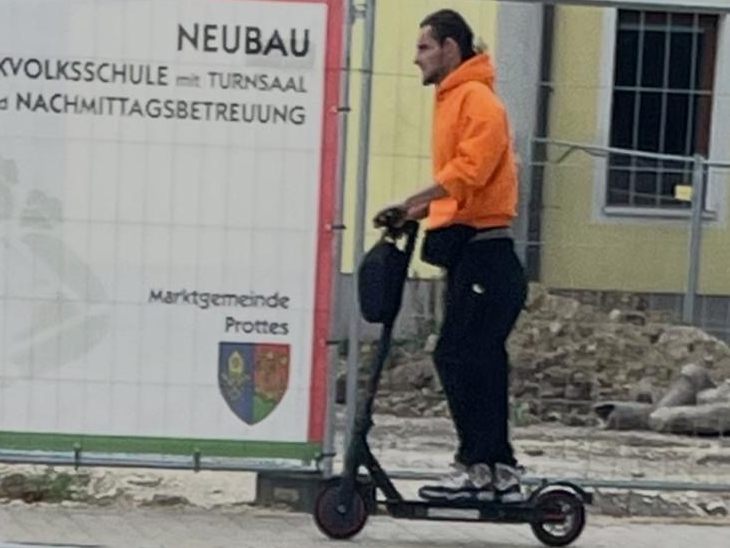 Der Unbekannte flüchtete mit einem E-Scooter. Der Unbekannte flüchtete mit einem E-Scooter.