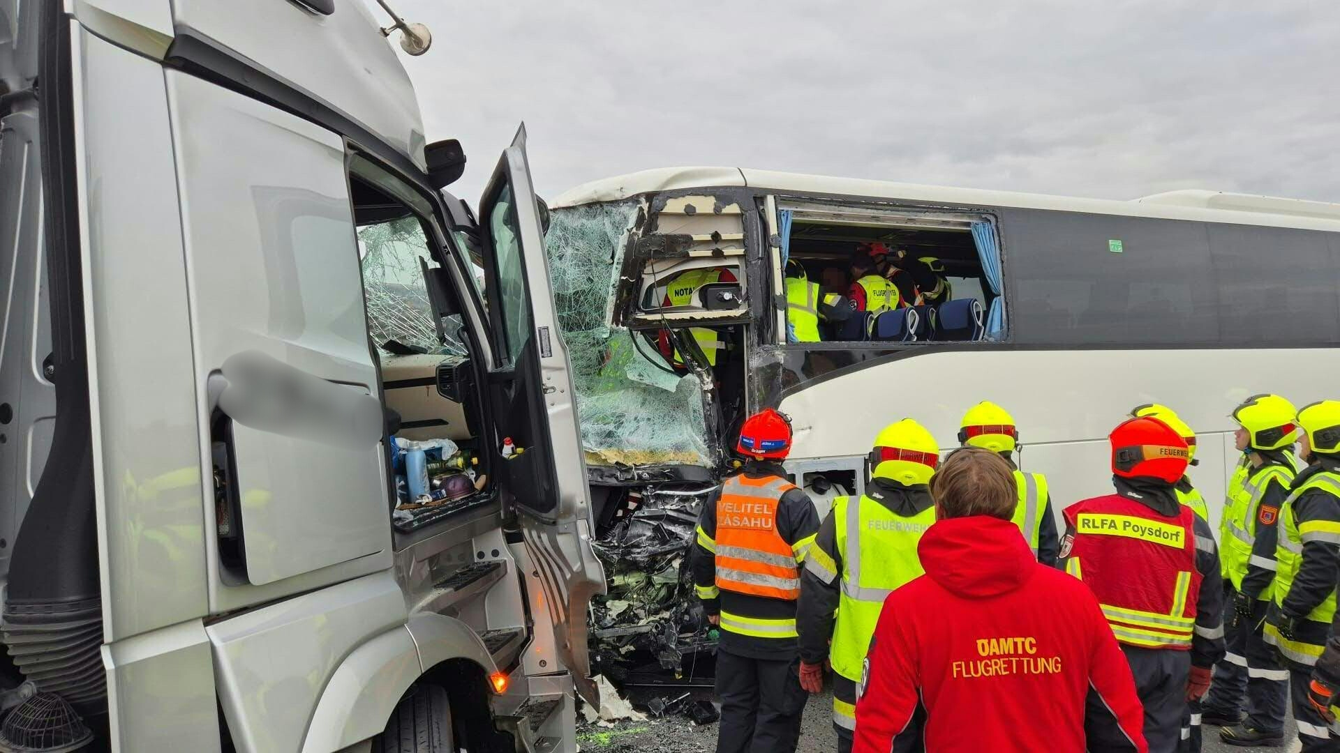Ein Todesopfer und zwei Schwerverletzte nach Unfall auf A5 in Niederösterreich