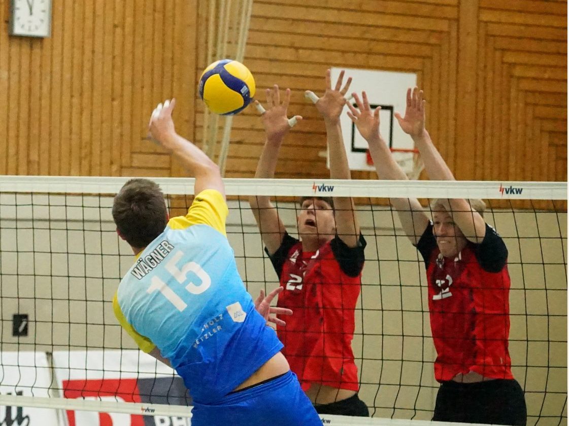 Wolfurts Nick Wägner versetzt den gegnerischen Block