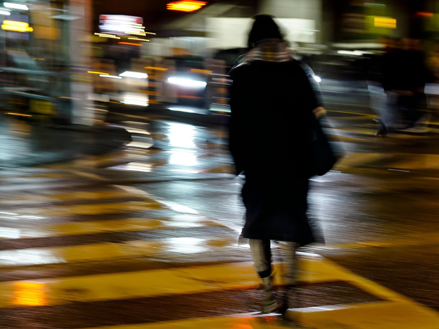 Dunkle Kleidung erhöht die Unfallgefahr. Dunkle Kleidung erhöht die Unfallgefahr.