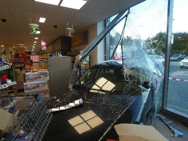 Seniorin fährt in Netto-Markt.