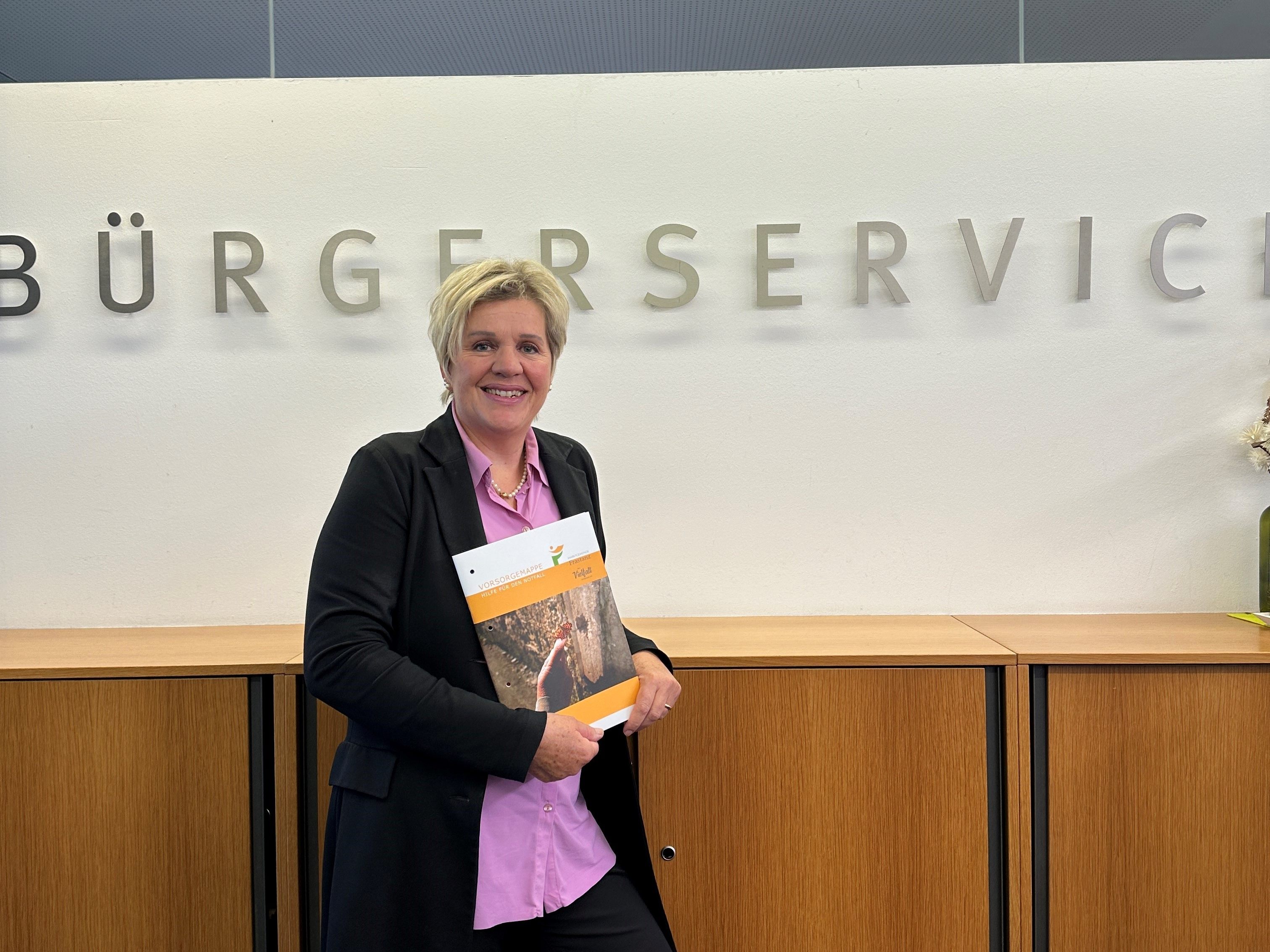 Vizebürgermeisterin Mag. Michaela Gort mit der Vorsorgemappe in der Hand. Vizebürgermeisterin Mag. Michaela Gort mit der Vorsorgemappe in der Hand.