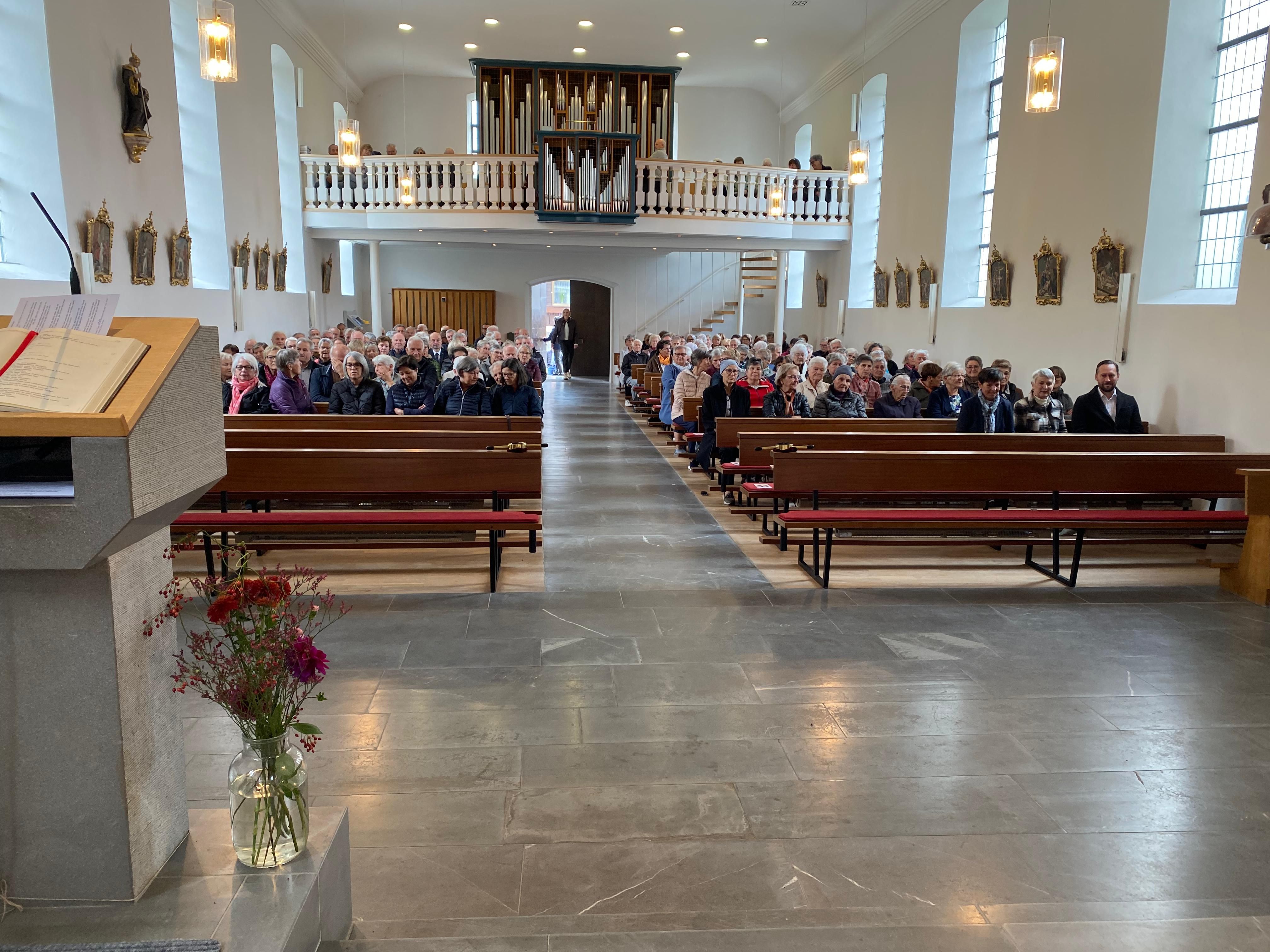 Gut gefülltes Riefensberger Gotteshaus