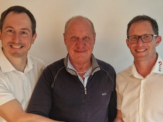 (v.l.): Martin Piller, Franz Sommer und Bernhard Platzer besiegeln den Verkauf. (v.l.): Martin Piller, Franz Sommer und Bernhard Platzer besiegeln den Verkauf.