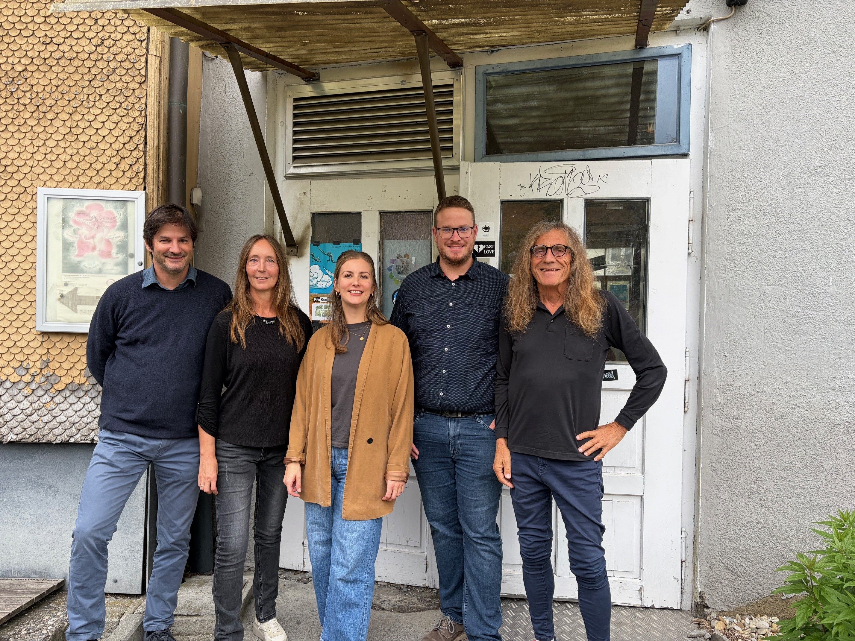 v. l. Stefan Arlanch (Leitung Gruppe Soziales), Birgit Vanheiden (ehrenamtl. Leitung Deutschcafé), Sandra Pozzera (Integrationsabteilung), Benjamin Herb (Regionalleitung Caritas Flüchtlingshilfe) und Stadtrat Bernhard Amann (Hausherr ProKonTra)