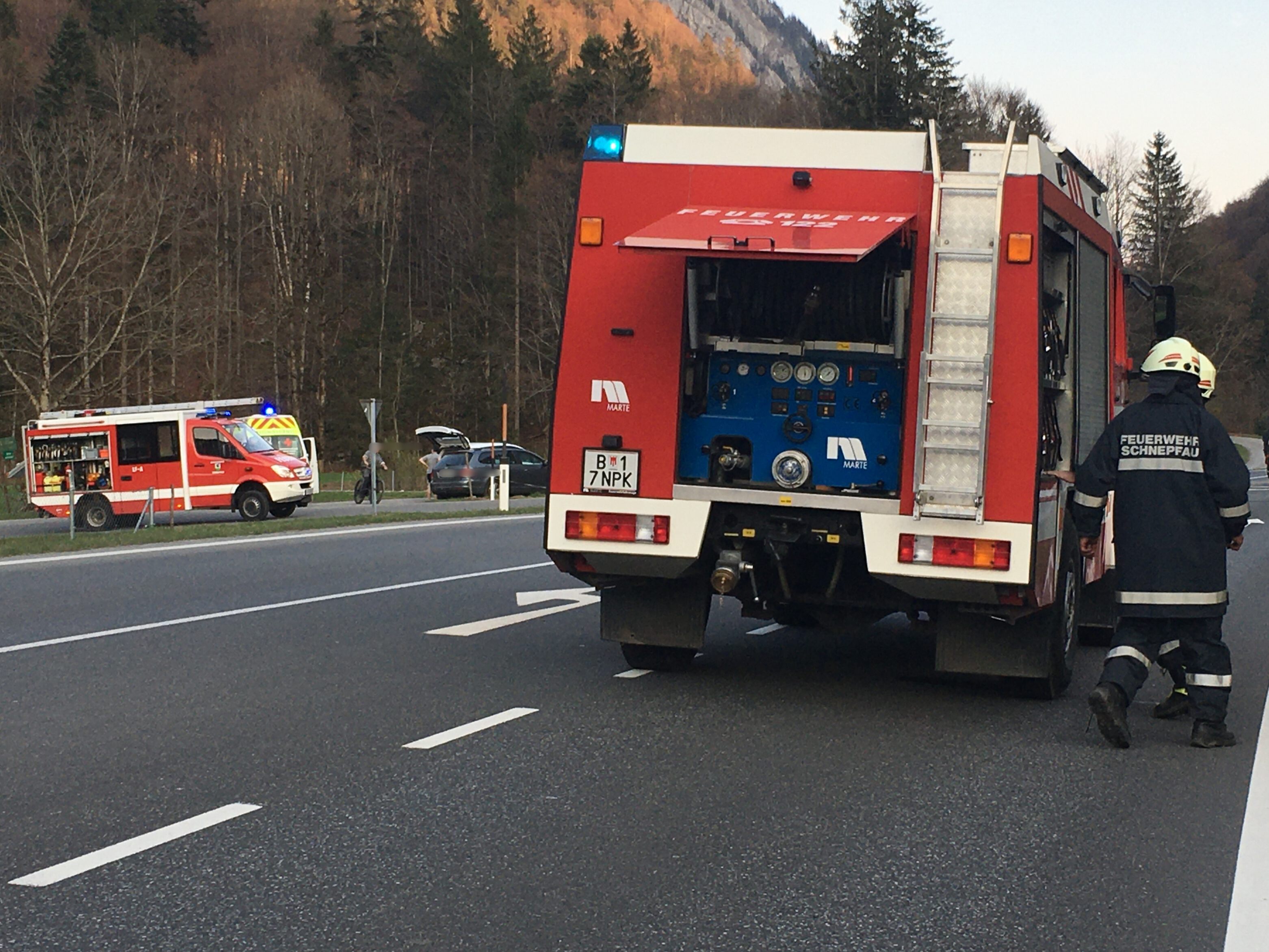 Ein Symbolbild zeigt einen Feuerwehreinsatz auf der L200 in Schnepfau.