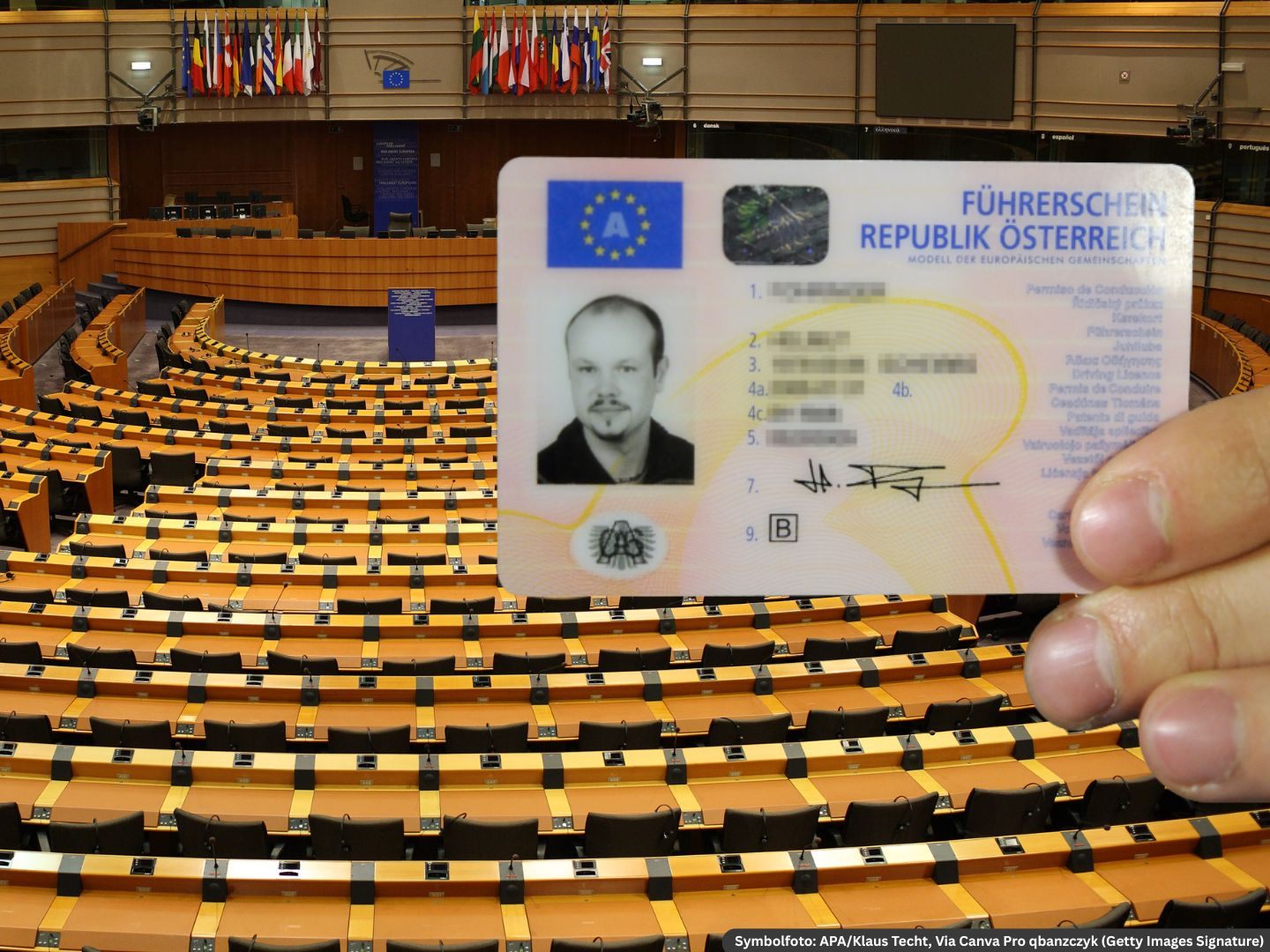 Ein österreichischer Führerschein vor dem Plenarsaal des EU-Parlaments in Brüssel: Die neuen Regeln sollen europaweit gelten.