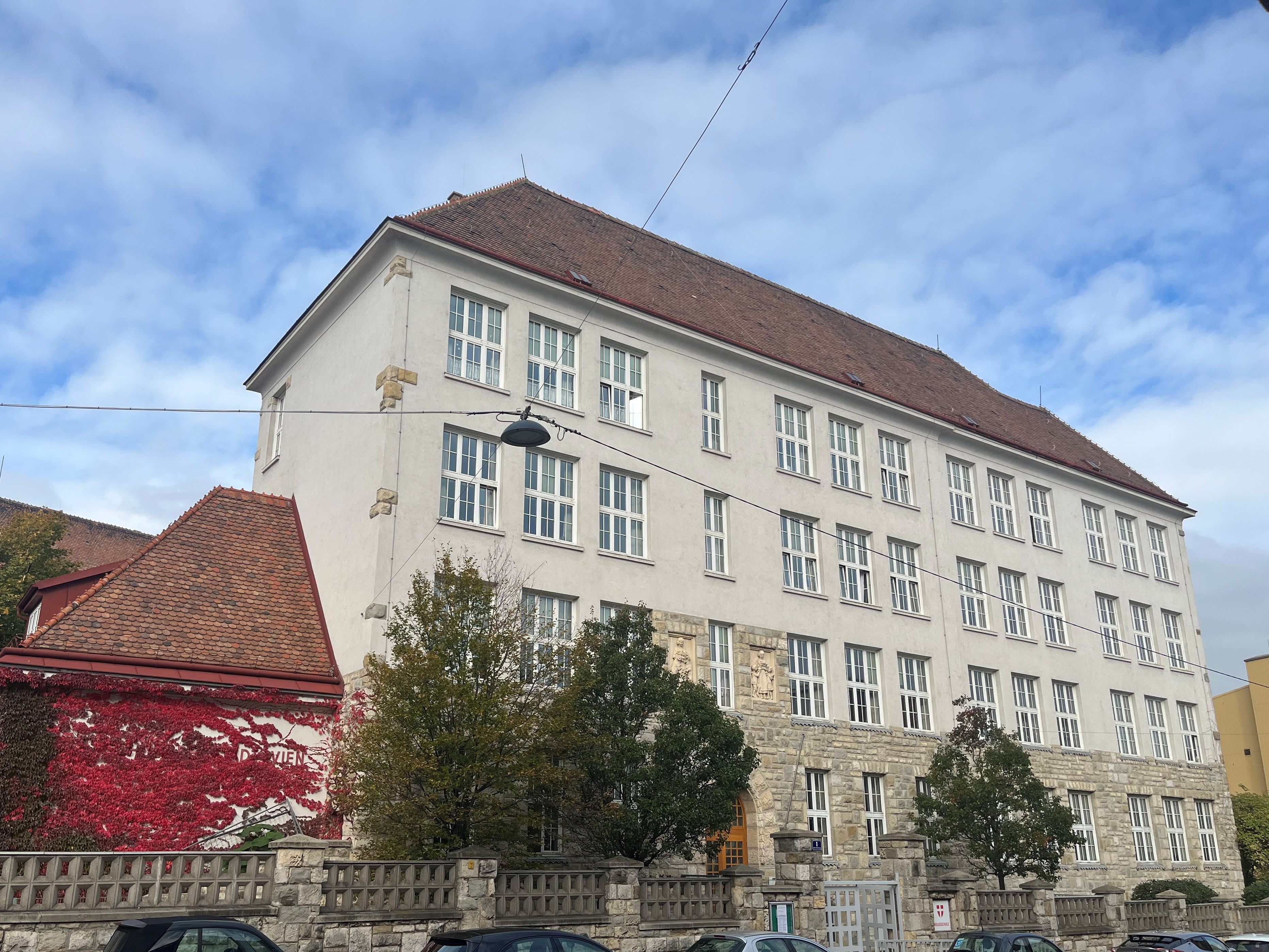 Die Odoakergasse gibt es nun nicht mehr als Schuladresse. Beide Schulgebäude gehören ab sofort zur Julius-Meinl-Schule. Die Odoakergasse gibt es nun nicht mehr als Schuladresse. Beide Schulgebäude gehören ab sofort zur Julius-Meinl-Schule.