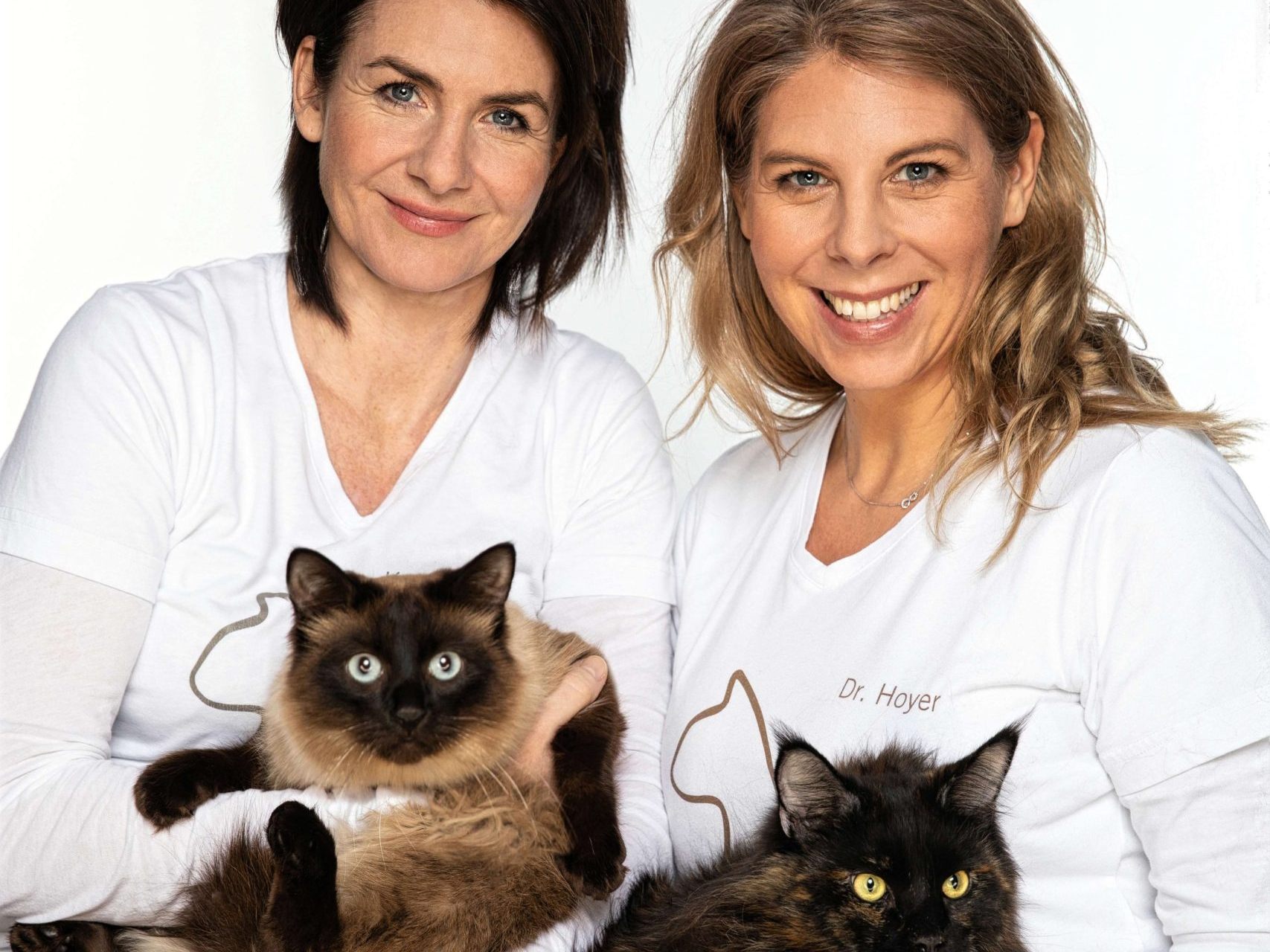 Die Gründerinnen der Katzenpraxis Dr. Karin Kamm (re) und Dr. Marie-Theres Hoyer.