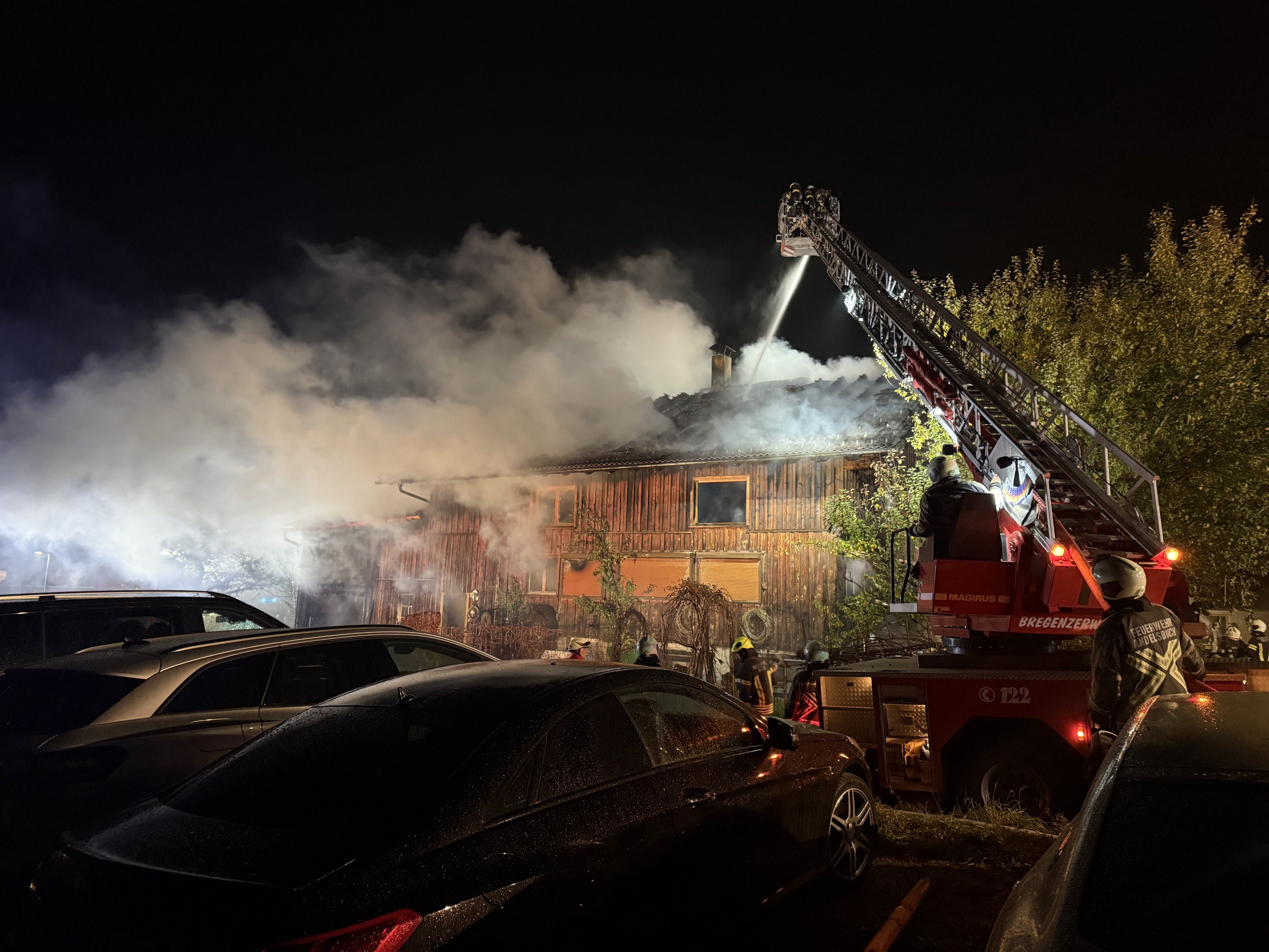 Ein Gebäude in Bezau ist in der Nacht zu Samstag bei einem Brand zerstört worden.